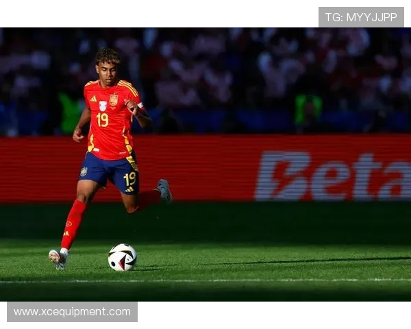 荣耀时刻,亚马尔领取西甲8月最佳U23球员奖杯 荣耀时刻,亚马尔领取西甲8月最佳U23球员奖杯